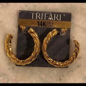 🎄Trifari Post earrings 14k plated (je0001)